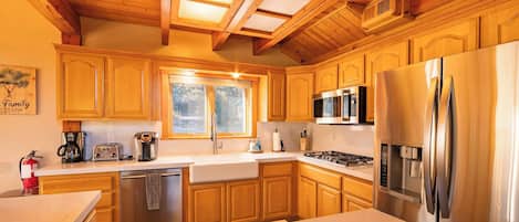 House, Multiple Beds, Balcony, Mountain View (Bearfoot Lodge) | Private kitchen | Fridge, microwave, oven, stovetop