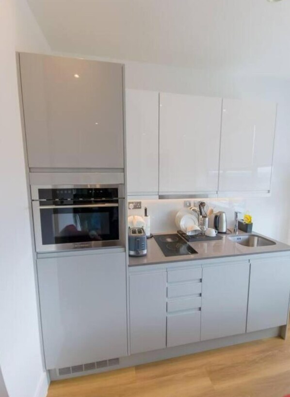 Fridge, microwave, oven, stovetop - PAGE 256 BY JA'MO WITH KING BED AND FREE PARKING (Slough)