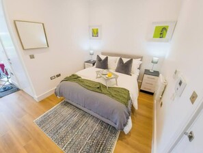 1 bedroom, free WiFi, bed sheets - PAGE 256 BY JA'MO WITH KING BED AND FREE PARKING (Slough)