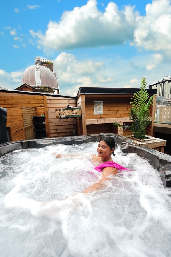 Outdoor spa tub - Revolver Glasgow (Glasgow)