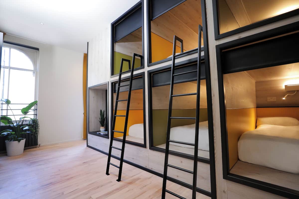 Ein Zimmer mit Etagenbetten, einer Himmelsleiter und einem Blumentopf.