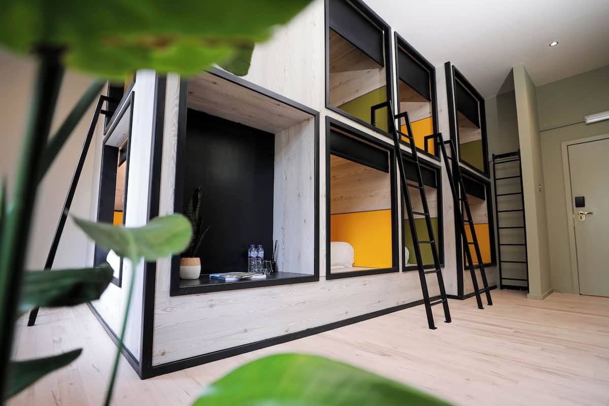 Ein modernes Interieur mit mehrstöckigem Design, inklusive Treppe und Einbauschränken.