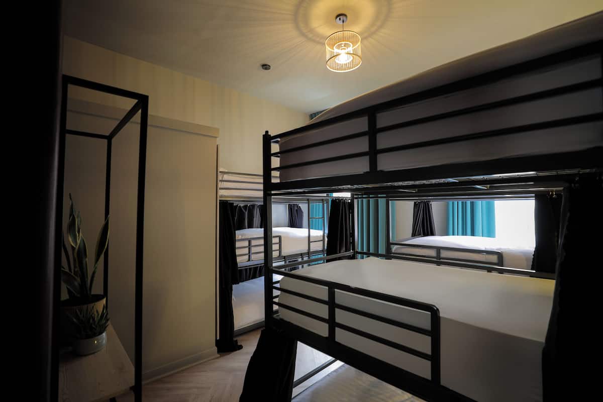 FULL DORM for 9 people (triple bunk) | Kostenloses WLAN, Bettwäsche