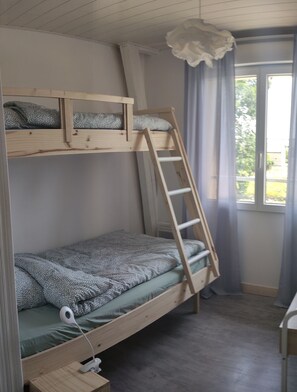 2 chambres, bureau, fer et planche Ă repasser, lit parapluie