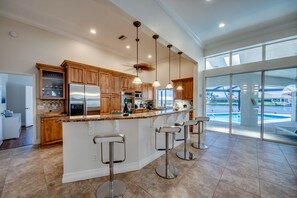 Fridge, microwave, oven, stovetop - Villa Superior - great view with heated pool and spa, tiki hut & billard (Cape Coral)