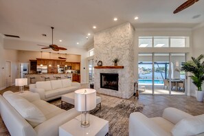 Smart TV, stereo - Villa Superior - great view with heated pool and spa, tiki hut & billard (Cape Coral)