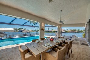 Outdoor dining - Villa Superior - great view with heated pool and spa, tiki hut & billard (Cape Coral)