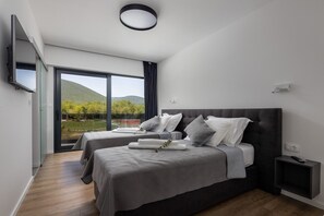 4 bedrooms, iron/ironing board, WiFi, bed sheets