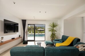 Flat-screen TV, stereo
