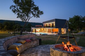 Terrace/patio - Villa Nella Foresta with private 66sqm heated pool, Whirlpool, Tennis court, Gym, Billiards, 4 en-suite bedrooms (Radošić)