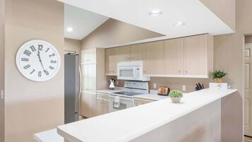 Kondominium, Beberapa Tempat Tidur, dapur, pemandangan kebun (Cityscape Memories) | Dapur pribadi | Mesin pembuat kopi/teh