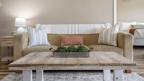 Condo, nhiều giường, bếp, quang cảnh vư  ờn (Cityscape Memories) | Khu phòng khách | TV màn hình phẳng 42-inch có truyền hình kỹ thuật số 