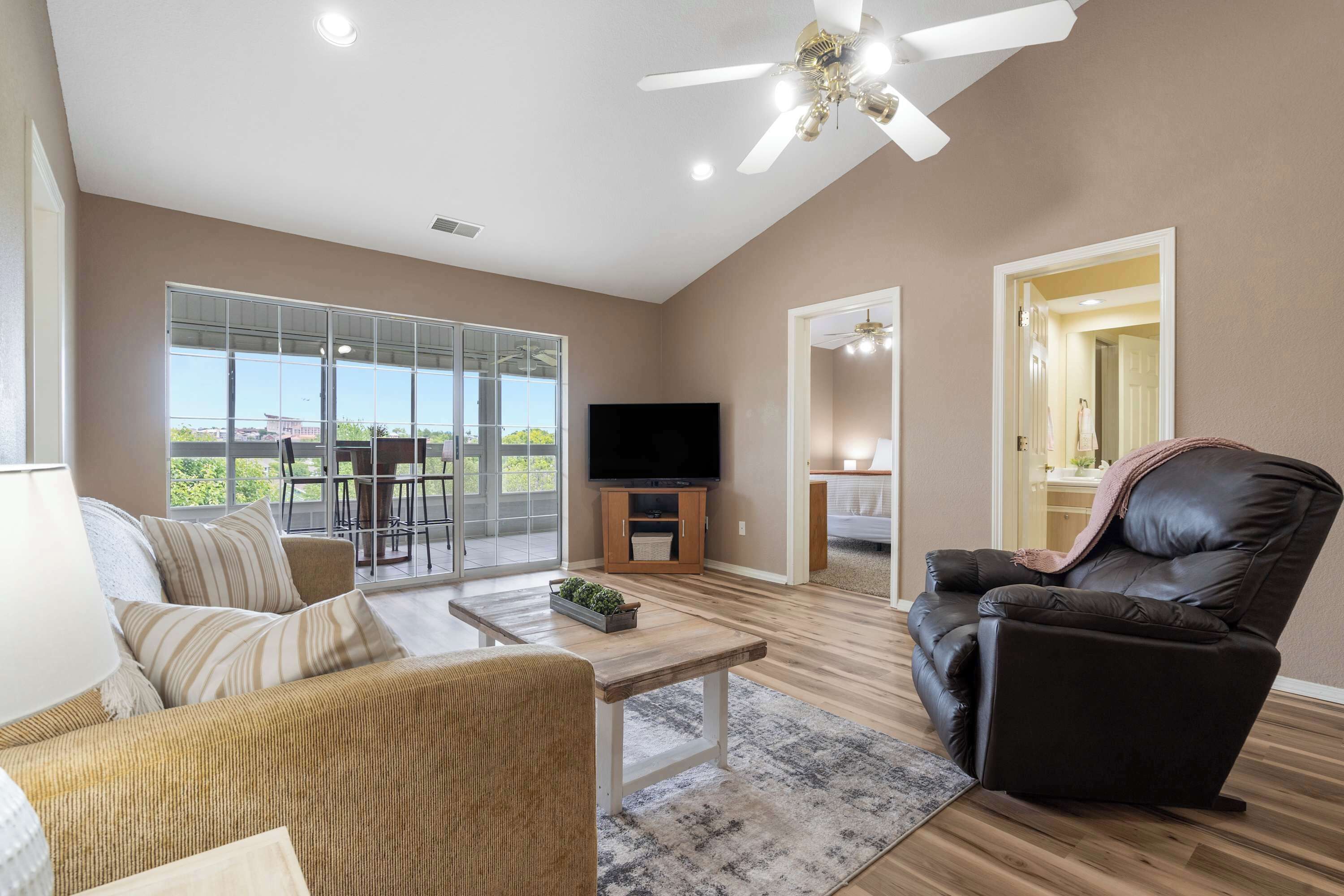 Apartamento, varias camas, cocina, vistas al jardín (Cityscape Memories) | Zona de estar | Televisión de pantalla plana de 42 pulgadas con canales digitales