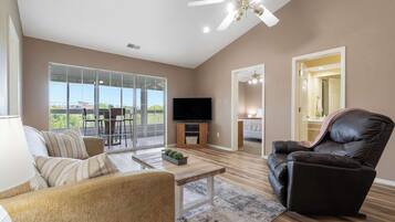 Kondominium, Beberapa Tempat Tidur, dapur, pemandangan kebun (Cityscape Memories) | Area keluarga | Televisi layar datar 42-inci dengan saluran TV digital