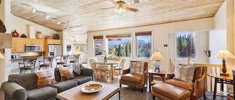 House, 3 Bedrooms | Living room | Smart TV