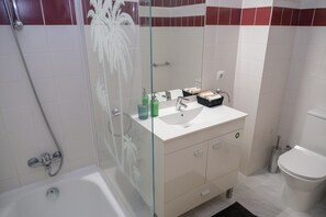 Duschwanne, Haartrockner, Bidet, Handtücher