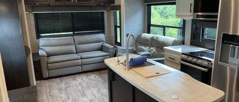 Refrigerador, microondas, horno y parrilla de estufa