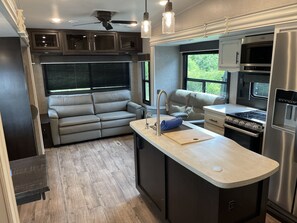 Fridge, microwave, oven, stovetop - Cheerful tiny house in GREAT location (Manteo)