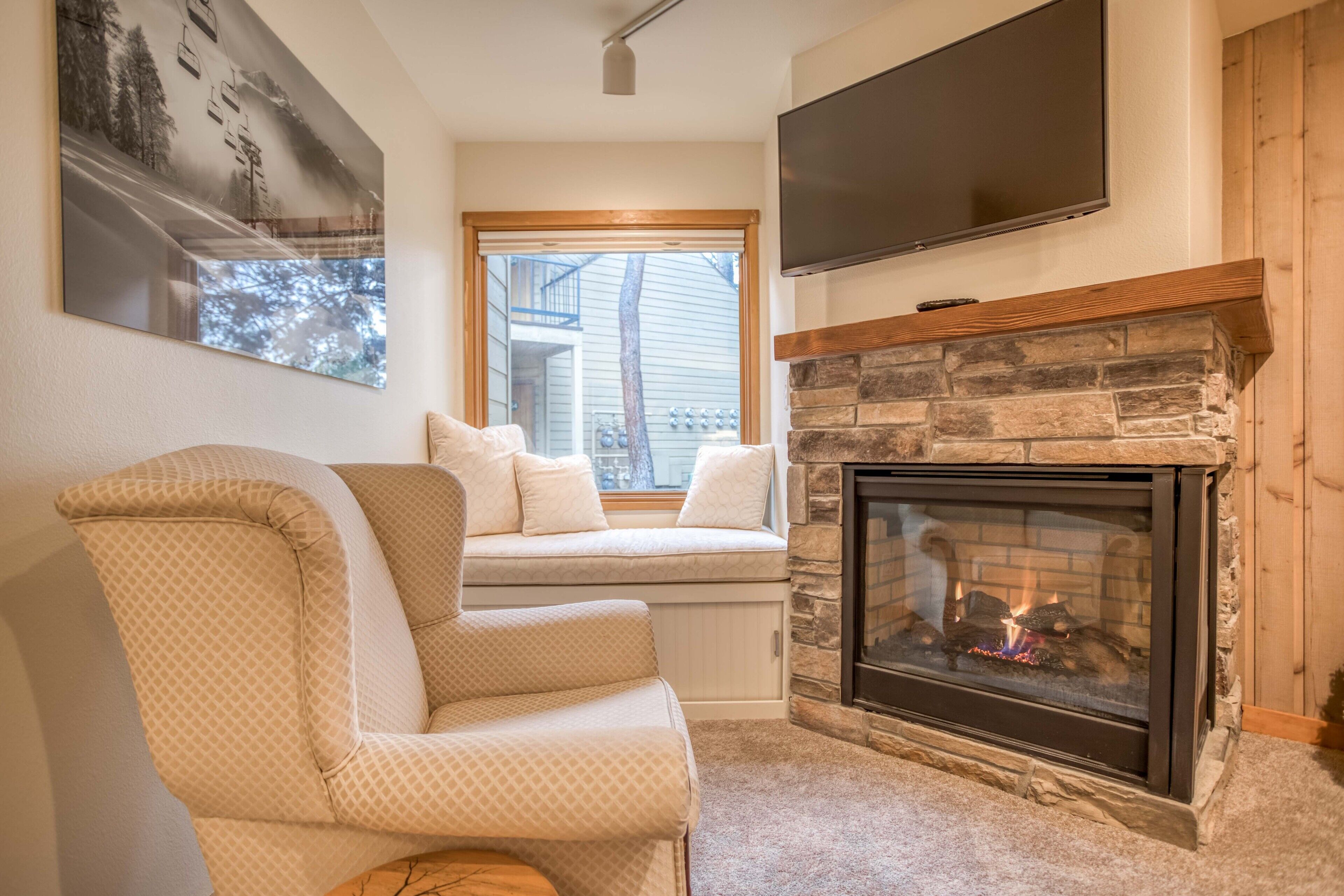 Downstairs, 2 Bedroom Corner Condo, Pool And Hot Tub Access, Bbq! - Bend, OR