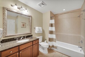 Apartment, Mehrere Betten, Whirlpool, Blick auf den Golfplatz | Badezimmer | Handtücher
