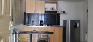 Kahvin-/teenkeitin, leivänpaahdin, keittoastiat/astiat/ruokailuvälineet