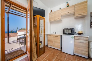 Kühlschrank, Wasserkocher, Toaster, Kochgeschirr/Geschirr/Besteck