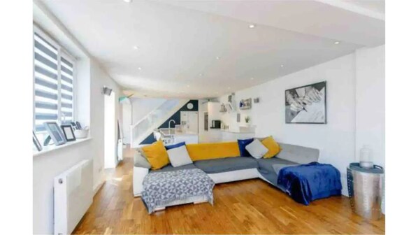 Älytelevisio, kirjoja, tietokoneen näyttö, tulostin