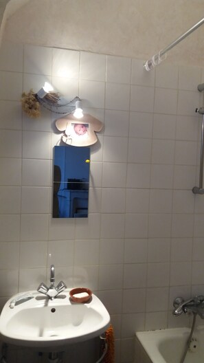 Combined shower/tub, hair dryer, toilet paper - Apartment 1910, view of the Effeil Tower, metro, a stone's throw from Paris (Malakoff)