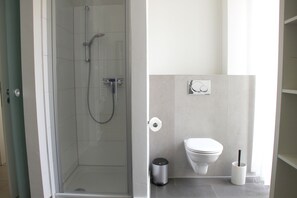 Badekar, hårføner, håndklær og toalettpapir