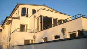 Een meerlaags gebouw met een plat dak, grote ramen en balkons.