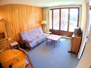 Living area - 10m from shops, 5th floor, view ski slopes, balcony, ski locker, 40m², Vars (Vars)