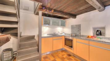 Family Chalet, 1 Bedroom, Mountainside (Rustico Caterina) | Dapur kecil peribadi | Peti sejuk, ketuhar, dapur, pembancuh kopi/teh