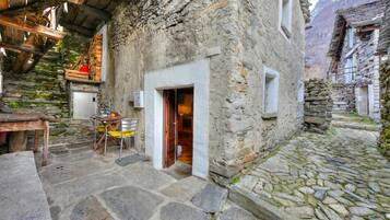 Family Chalet, Multiple Bedrooms, Mountainside (Rustico Caterina) | Outdoor dining