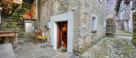 Family Chalet, Multiple Bedrooms, Mountainside (Rustico Caterina) | Outdoor dining