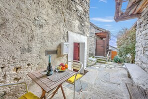 Outdoor dining - Rustico Caterina (Sonogno)