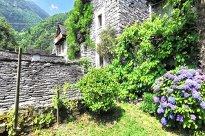 Familienchalet, Mehrere Schlafzimmer, Bergseite (Rustico Caterina) | Garten