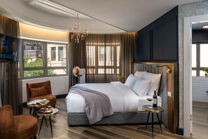 Egyptian cotton sheets, premium bedding, in-room safe - The David Story Boutique (Jerusalem)