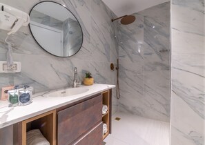Economy Room, 1 Queen Bed | Bathroom