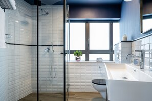 Habitación Premium con 1 cama matrimonial o 2 individuales | Baño | Regadera, amenidades de baño gratuitas, secadora de cabello, toallas 