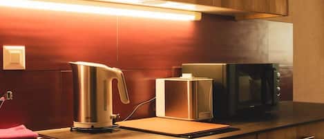 Réfrigérateur, micro-ondes, plaque de cuisson, cafetiÚre/bouilloire