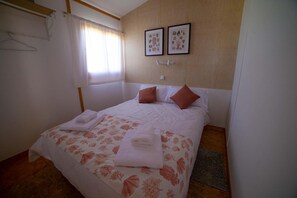 1 bedroom, bed sheets