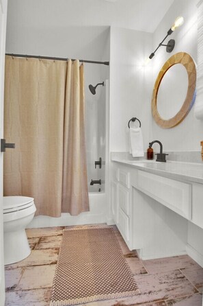 Sèche-cheveux, serviettes fournies