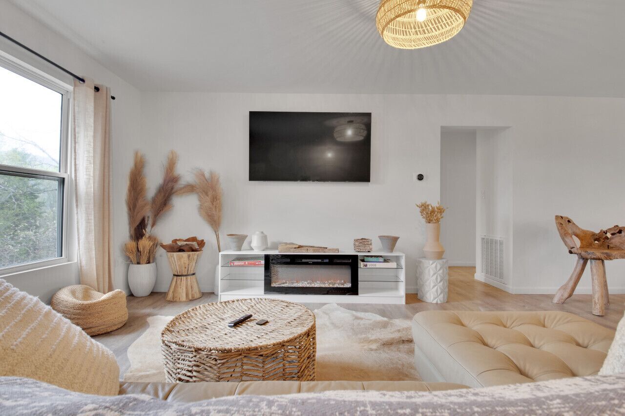 Una Smart TV, una chimenea