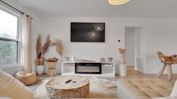 Smart TV y chimenea