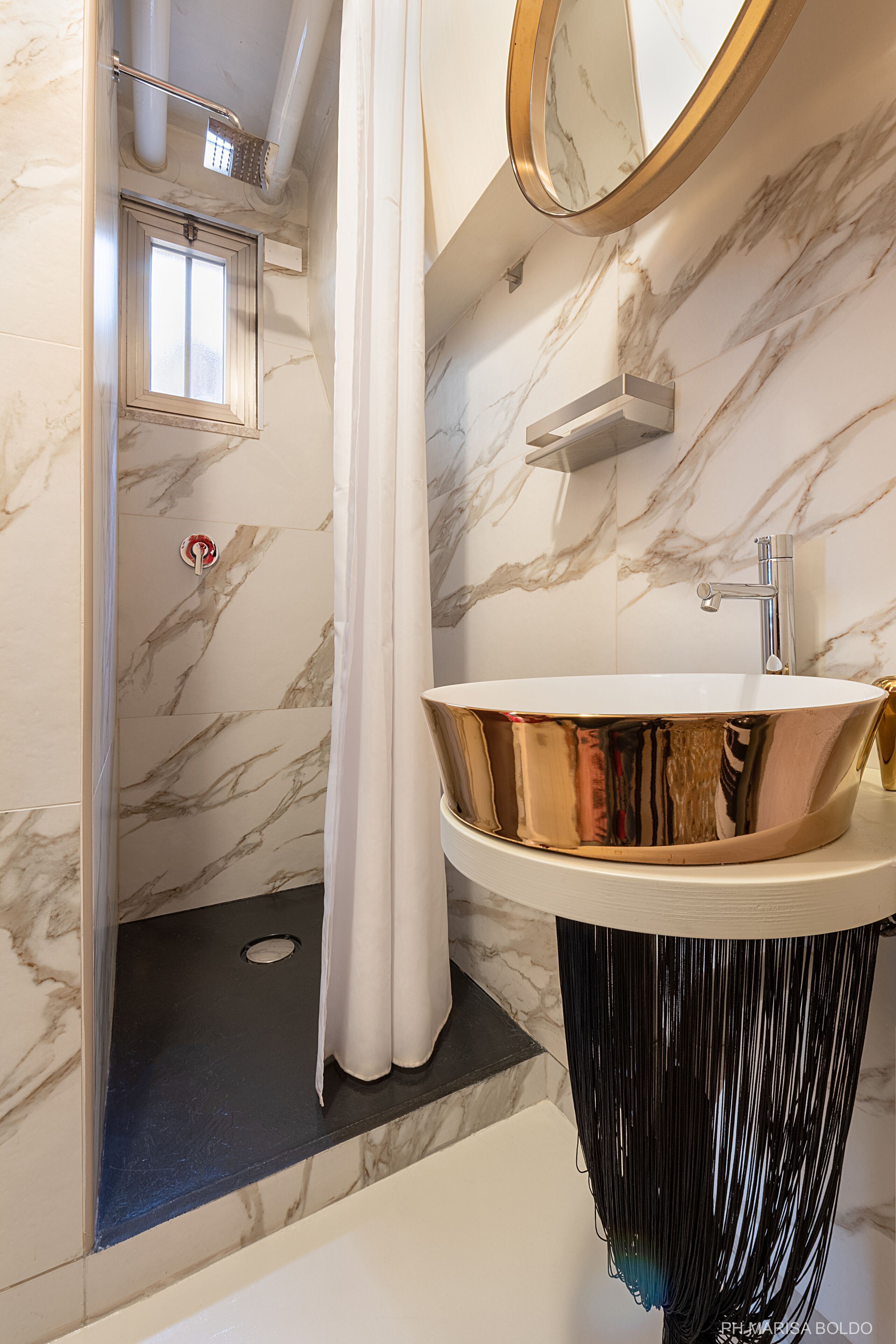 Een douche, milieuvriendelijke toiletartikelen, een haardroger