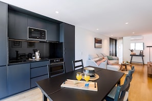 Appartement, 1 lit double et 1 canapé-lit, balcon | Cuisine privée | Réfrigérateur, micro-ondes, four, plaque de cuisson