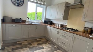 Fridge, microwave, oven, stovetop - Stunning 2-bed Cottage in Carnoustie (Carnoustie)
