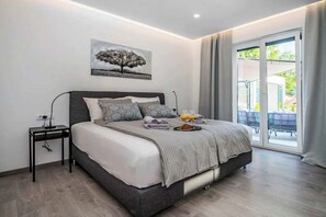 3 bedrooms, WiFi, bed sheets - Villa Lux Ivory - Three Bedroom Villa, Sleeps 6 (Kapelica)