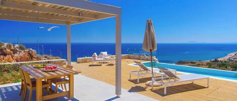 屋外ダイニングエリア