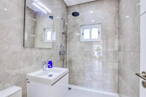 Combined shower/tub, towels